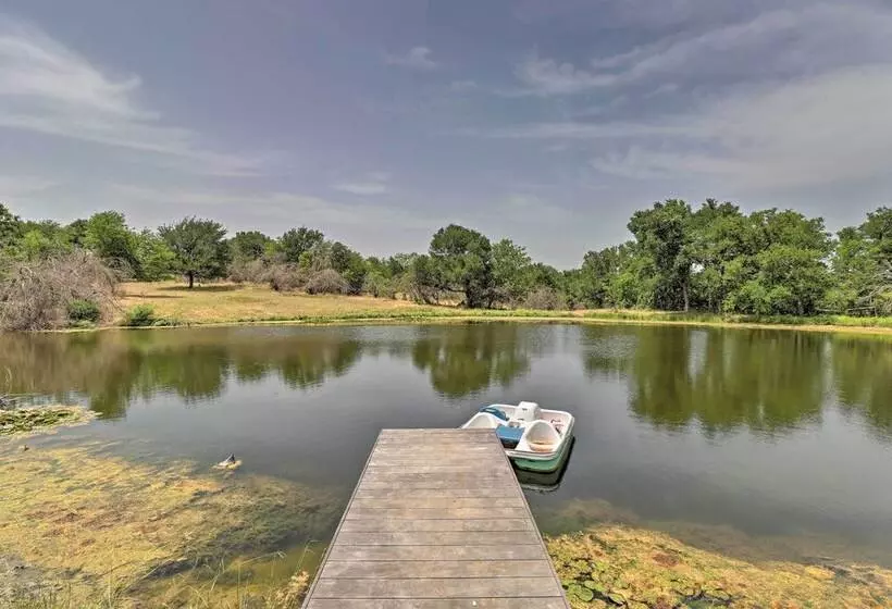 Chic Thorndale Cabin W/ Fire Pit & Paddleboat!