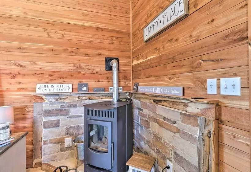 Chic Thorndale Cabin W/ Fire Pit & Paddleboat!