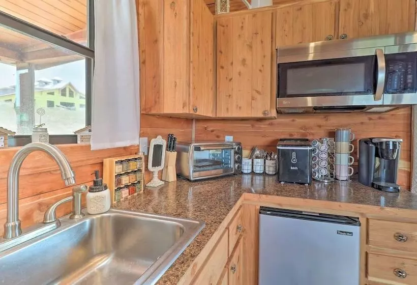 Chic Thorndale Cabin W/ Fire Pit & Paddleboat!