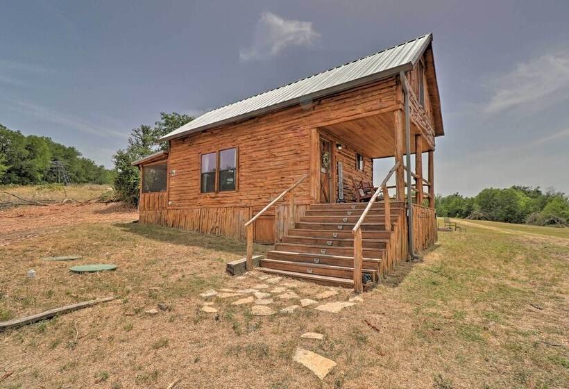 Chic Thorndale Cabin W/ Fire Pit & Paddleboat!