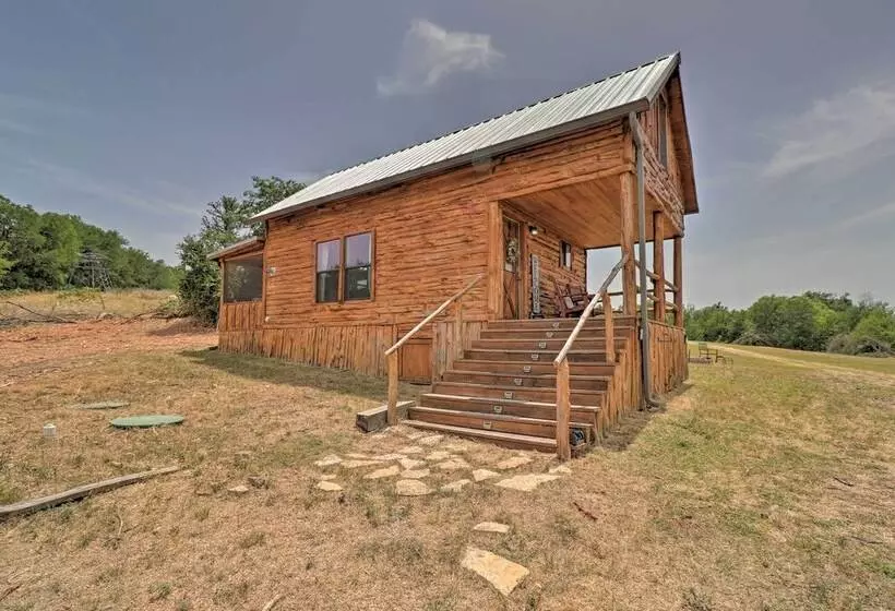 Chic Thorndale Cabin W/ Fire Pit & Paddleboat!