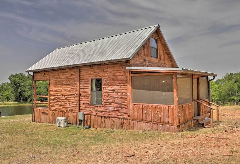 Chic Thorndale Cabin W/ Fire Pit & Paddleboat!