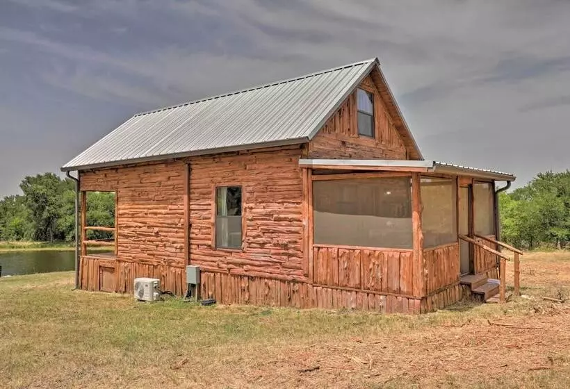 Chic Thorndale Cabin W/ Fire Pit & Paddleboat!
