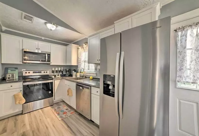 Clarksville Retreat: Half Mile To Fort Campell!