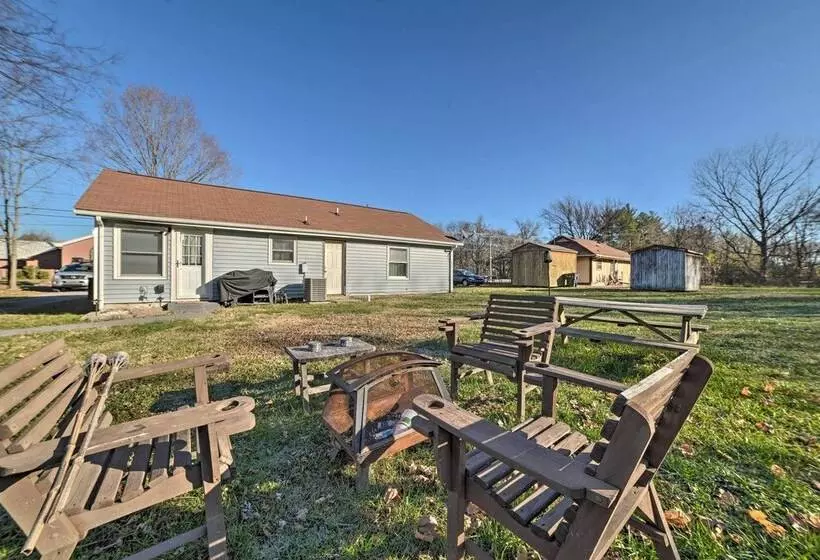 Clarksville Retreat: Half Mile To Fort Campell!