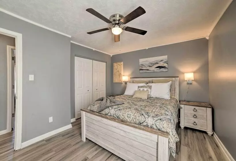 Clarksville Retreat: Half Mile To Fort Campell!