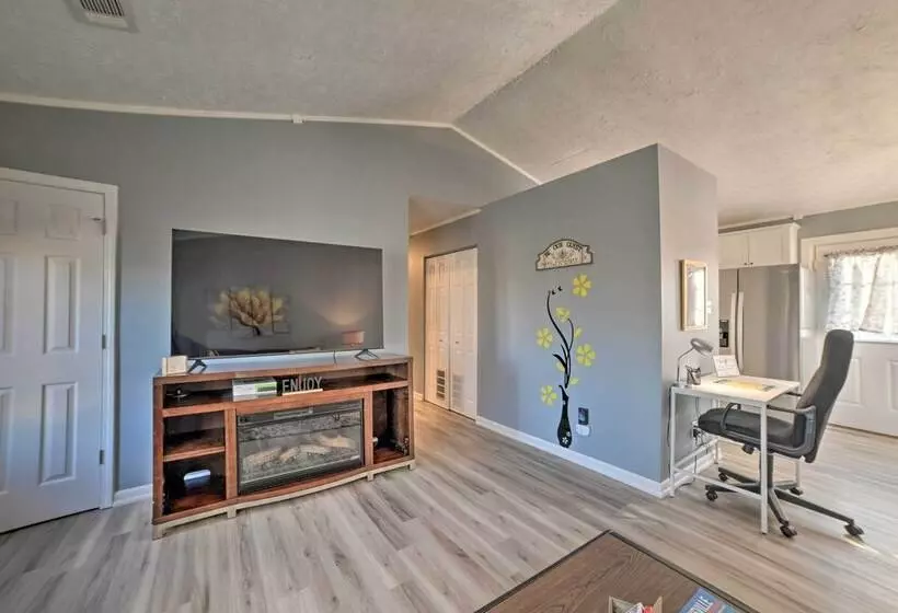 Clarksville Retreat: Half Mile To Fort Campell!