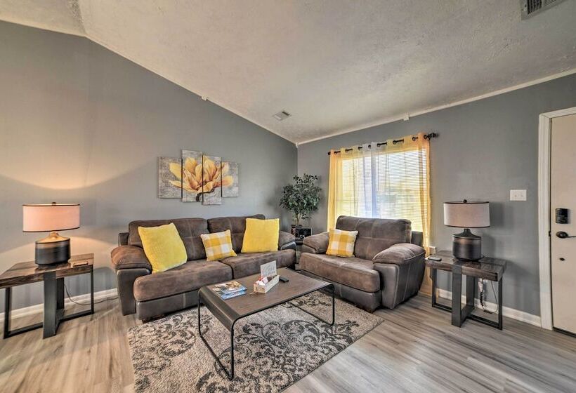 Clarksville Retreat: Half Mile To Fort Campell!