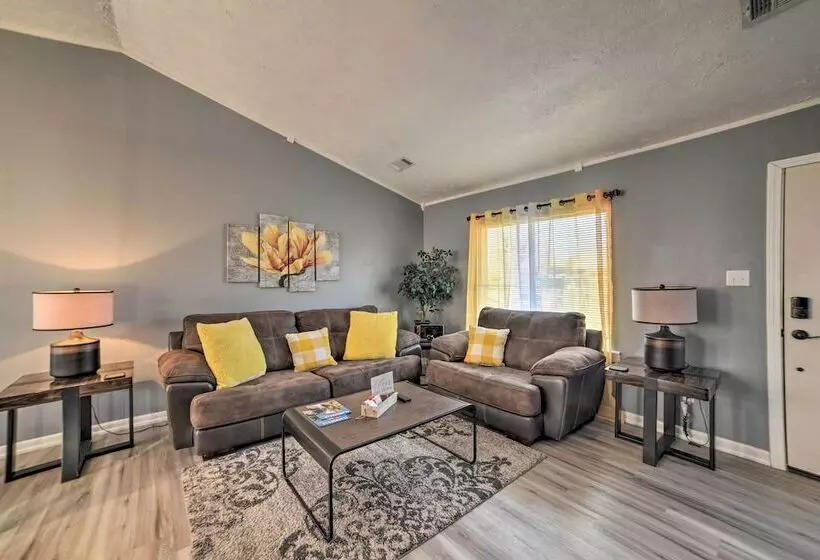 Clarksville Retreat: Half Mile To Fort Campell!