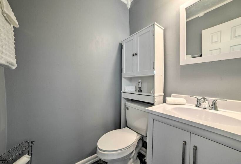 Clarksville Retreat: Half Mile To Fort Campell!