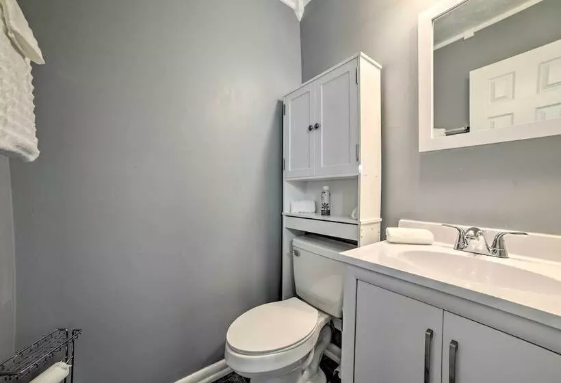 Clarksville Retreat: Half Mile To Fort Campell!