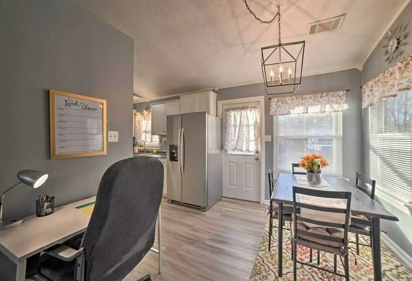 Clarksville Retreat: Half Mile To Fort Campell!