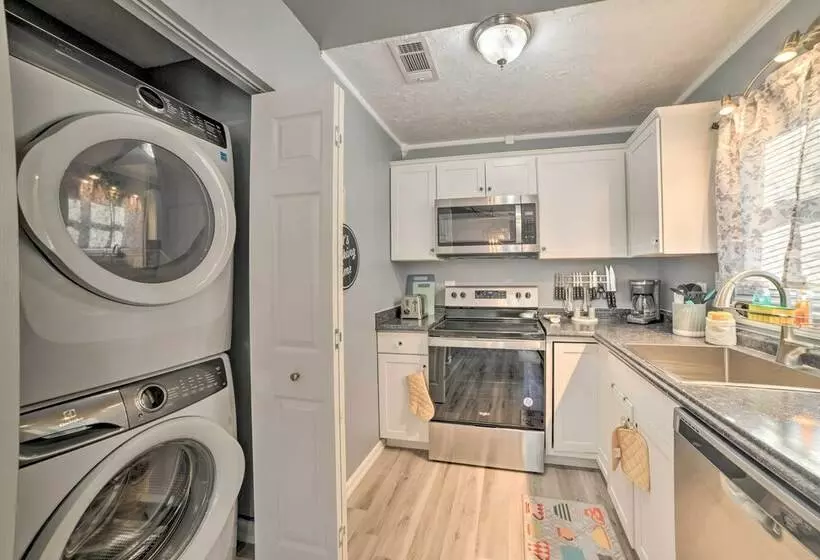 Clarksville Retreat: Half Mile To Fort Campell!