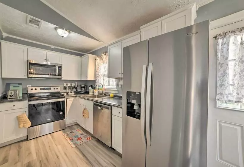 Clarksville Retreat: Half Mile To Fort Campell!