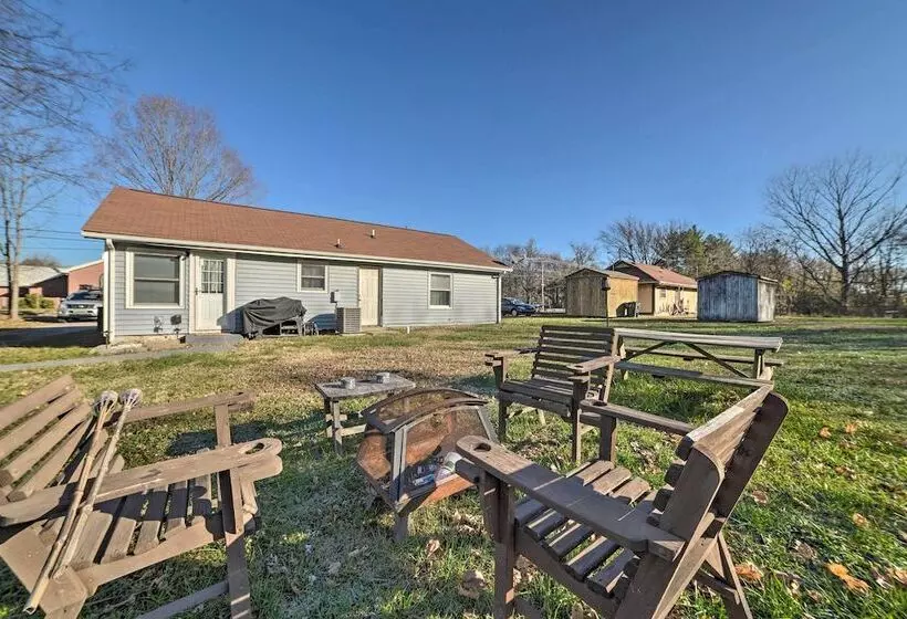 Clarksville Retreat: Half Mile To Fort Campell!