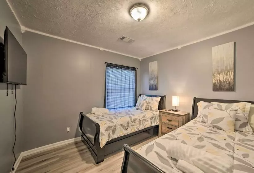 Clarksville Retreat: Half Mile To Fort Campell!