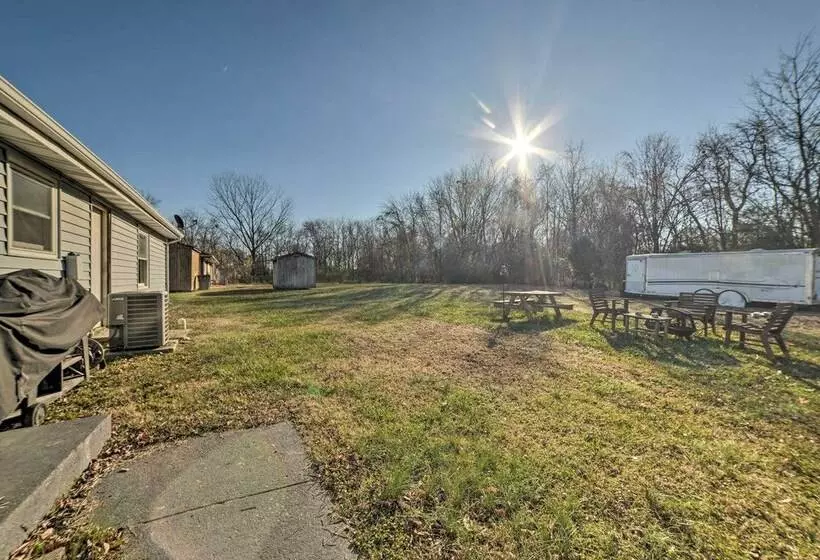 Clarksville Retreat: Half Mile To Fort Campell!