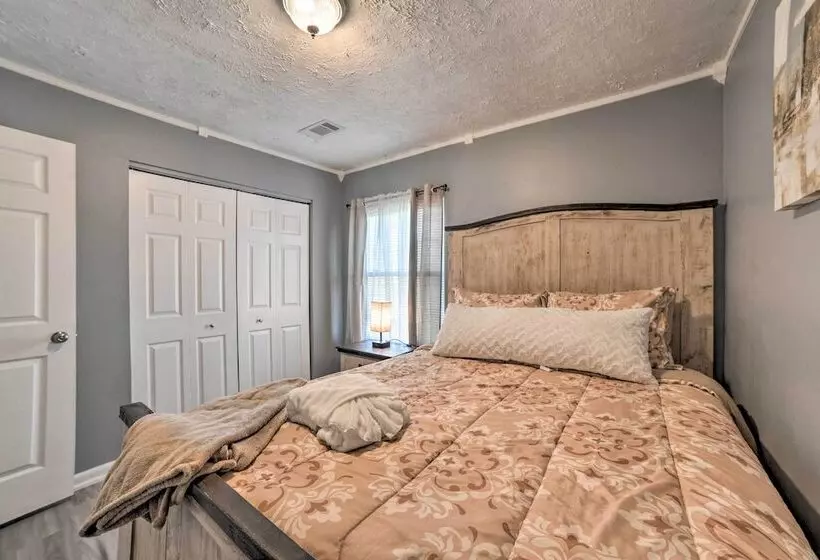 Clarksville Retreat: Half Mile To Fort Campell!