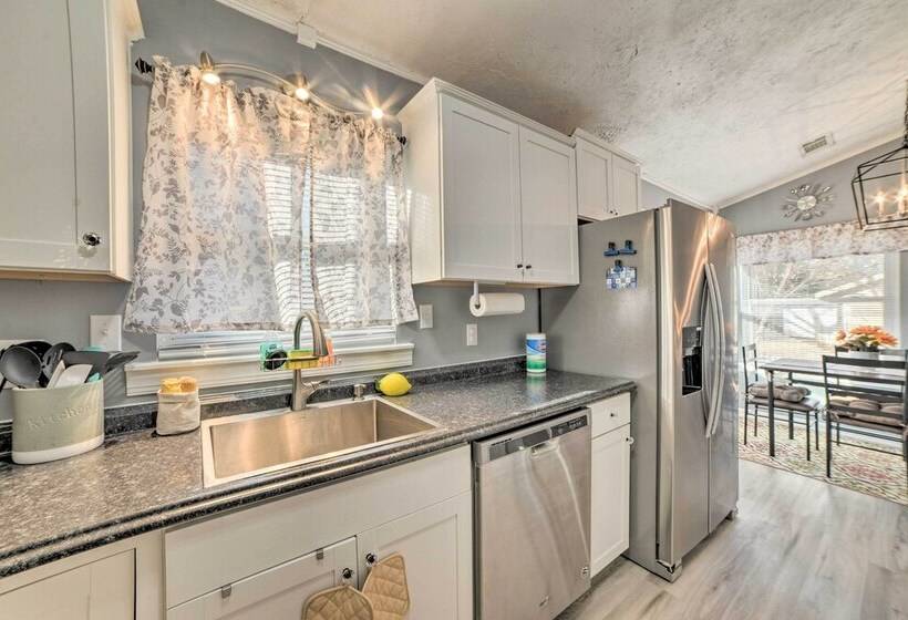 Clarksville Retreat: Half Mile To Fort Campell!