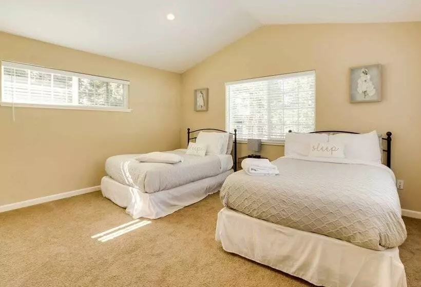 Cozy South Lake Tahoe Home ~ 6 Mi To Shore!