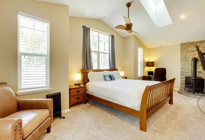 Cozy South Lake Tahoe Home ~ 6 Mi To Shore!