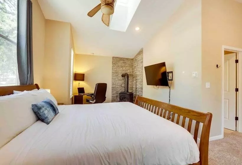 Cozy South Lake Tahoe Home ~ 6 Mi To Shore!