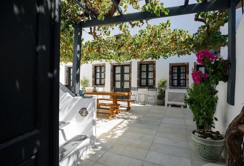 Firalia, Casa In Rock Suites