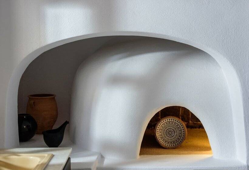 Firalia, Casa In Rock Suites