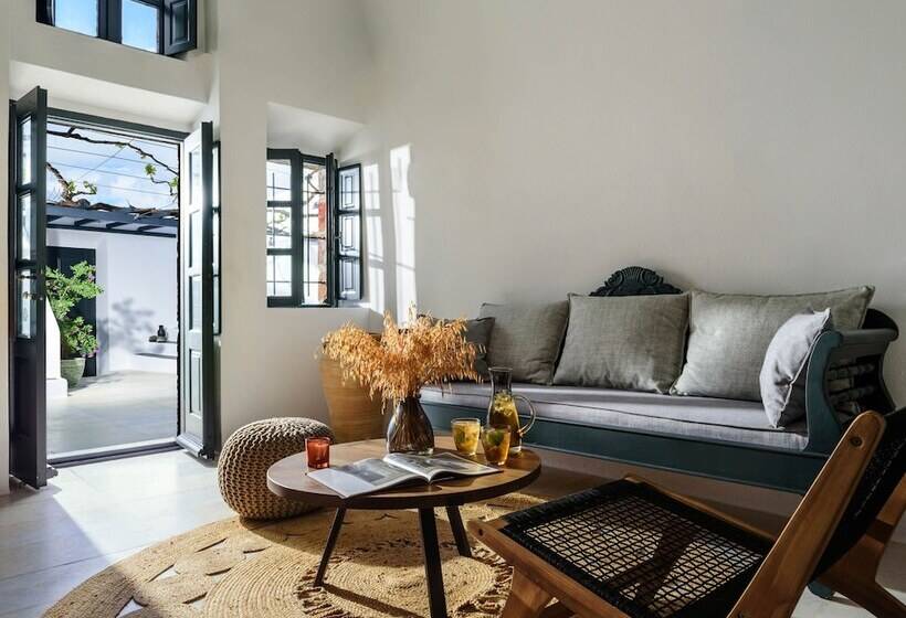 Firalia, Casa In Rock Suites