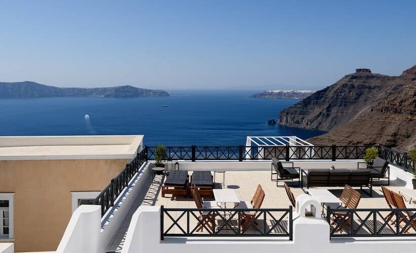 Firalia, Casa In Rock Suites