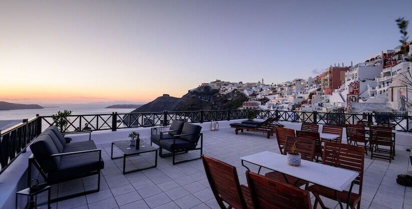 Firalia, Casa In Rock Suites