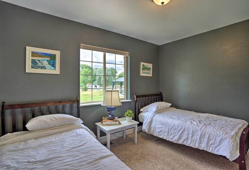 Home W/ Grill ~ 4 Miles To Co National Monument!