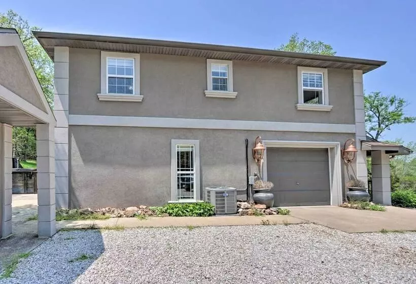 Patio & Grill: Lake Of The Ozarks Escape!