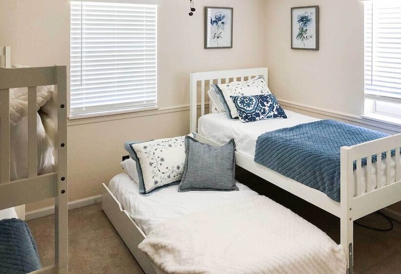 Patio & Grill: Lake Of The Ozarks Escape!