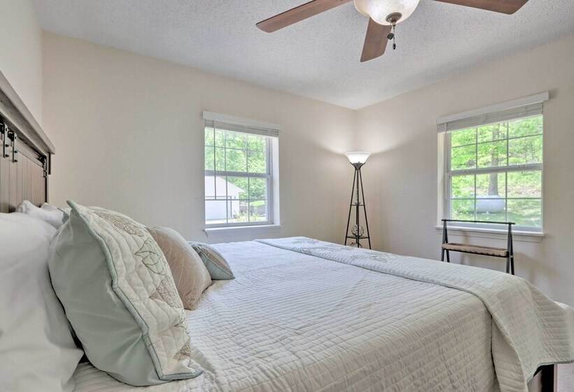 Patio & Grill: Lake Of The Ozarks Escape!