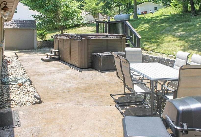 Patio & Grill: Lake Of The Ozarks Escape!