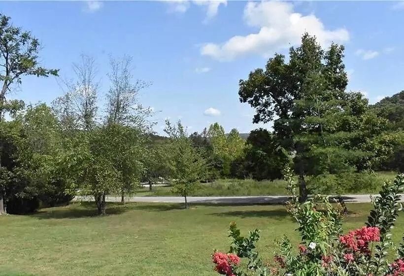 Patio & Grill: Lake Of The Ozarks Escape!