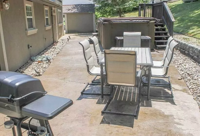 Patio & Grill: Lake Of The Ozarks Escape!