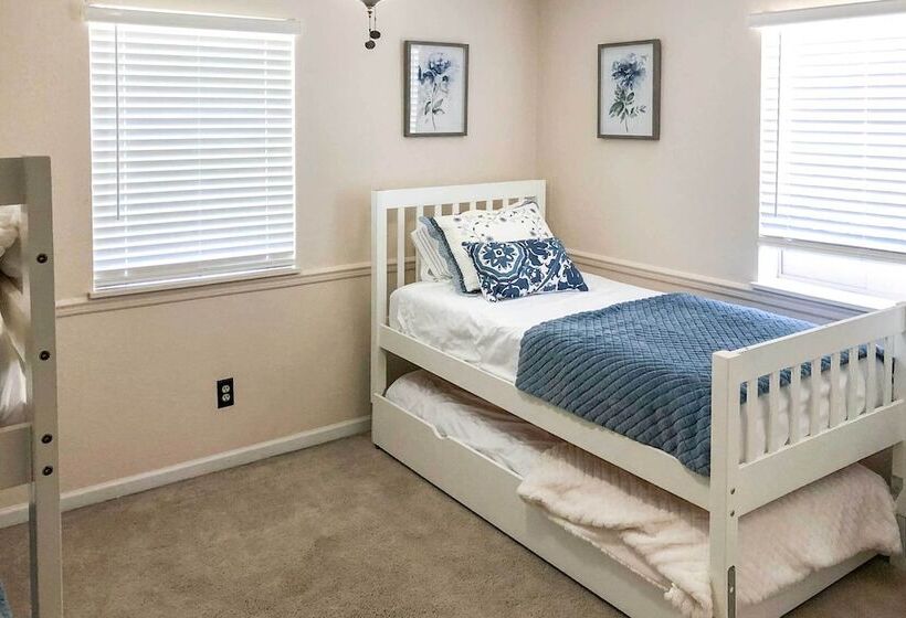 Patio & Grill: Lake Of The Ozarks Escape!