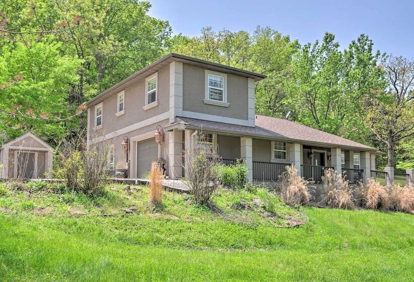 Patio & Grill: Lake Of The Ozarks Escape!