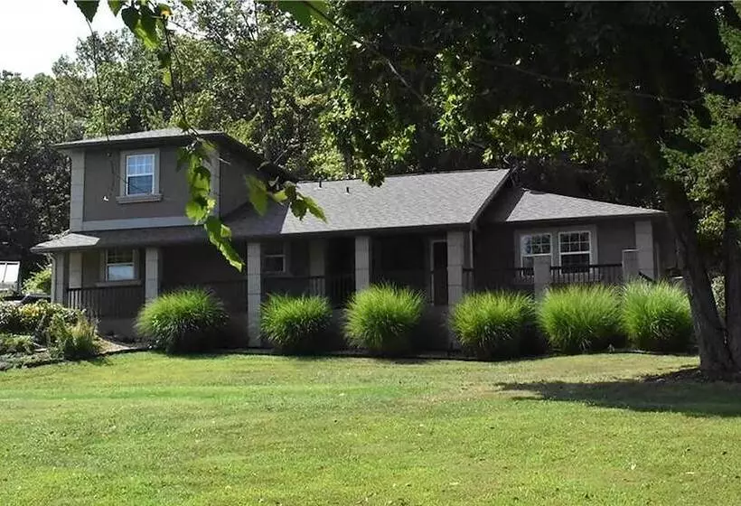 Patio & Grill: Lake Of The Ozarks Escape!