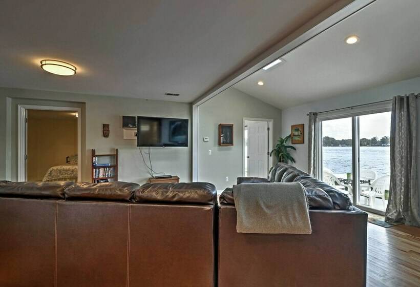 Lakefront Home: Tiki Bar, Bbq, & Fire Pit!