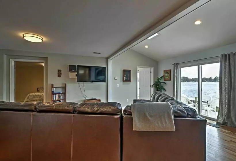 Lakefront Home: Tiki Bar, Bbq, & Fire Pit!