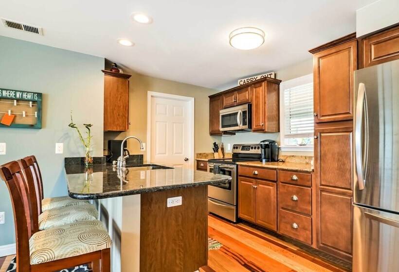 Lakefront Home: Tiki Bar, Bbq, & Fire Pit!