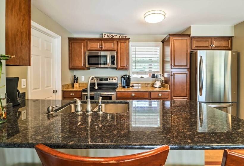 Lakefront Home: Tiki Bar, Bbq, & Fire Pit!