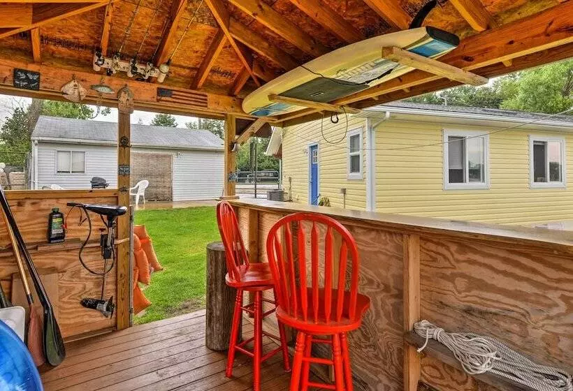Lakefront Home: Tiki Bar, Bbq, & Fire Pit!