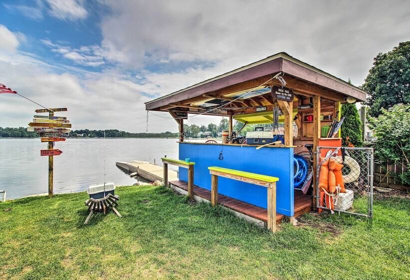 Lakefront Home: Tiki Bar, Bbq, & Fire Pit!