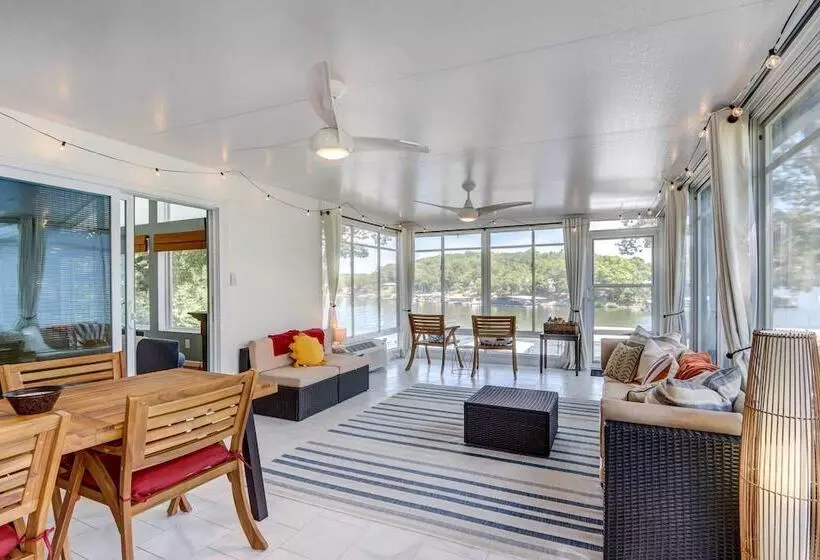 Dock + Kayaks: Lakefront Retreat In Sunrise Beach