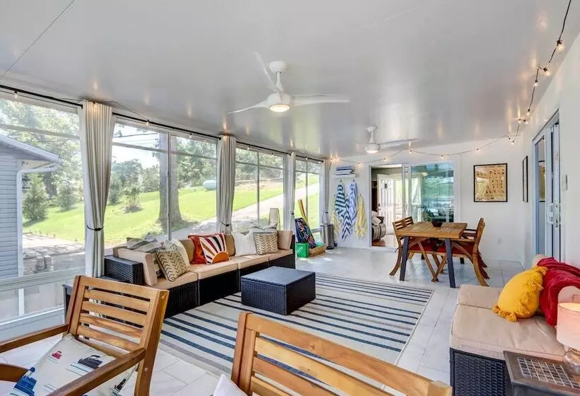 Dock + Kayaks: Lakefront Retreat In Sunrise Beach