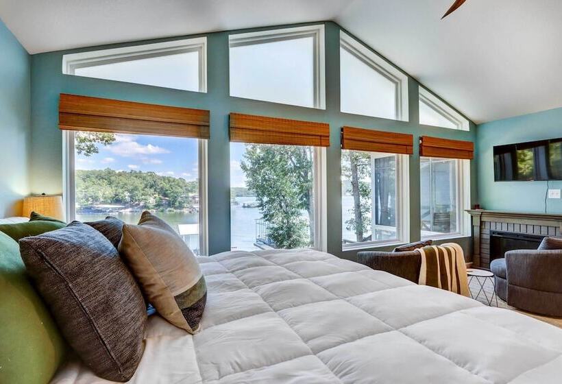 Dock + Kayaks: Lakefront Retreat In Sunrise Beach